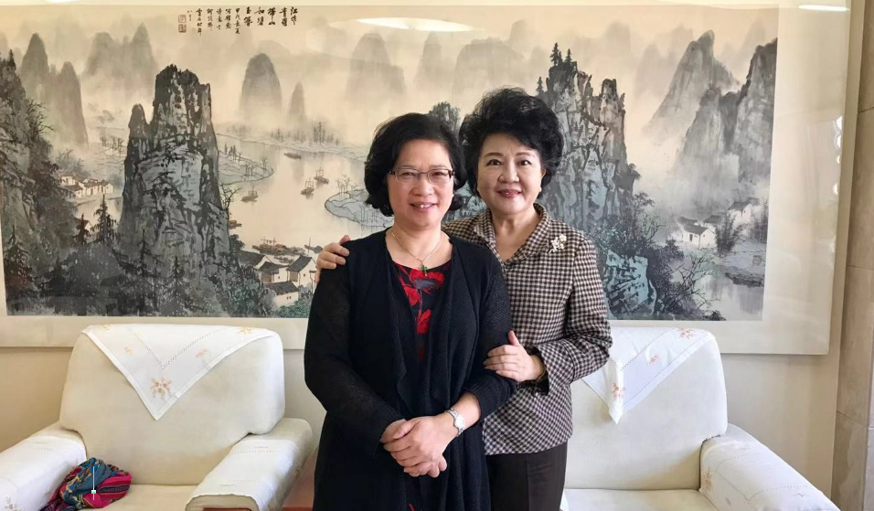 李律师与裘援平合影.png